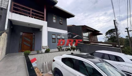 Casa de 256 m² com Piscina, Suíte Master e Edícula no Condomínio Aruã