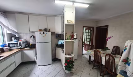 Casa a venda com 4 dormitórios e 4 vagas