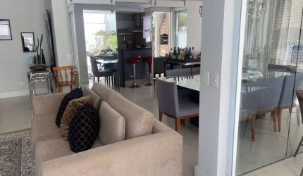 Casa á venda em condomínio fechado com 3 suítes Taboão da Serra