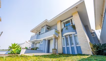 Casa com grande terreno no Jardim das Américas