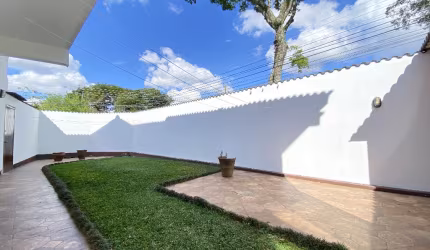 Sobrado De Esquina Com Grande Quintal