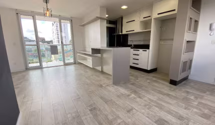 Lindo Apartamento com Sacada e Churrasqueira