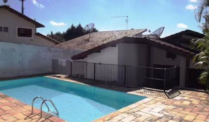 Casa para Venda em Atibaia, Vila Santista, 4 dormitórios, 1 suíte, 2 banheiros, 5 vagas