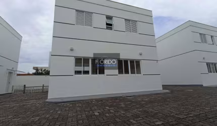 Casa em Condomínio para Locação em Atibaia, Morumbi, 3 dormitórios, 1 suíte, 2 banheiros, 2 vagas