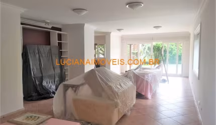 ÓTIMA CASA ASSOBRADADA COM 3 PISOS - 4 SUITES E 6 VAGAS