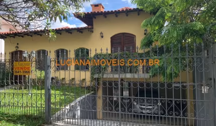 CASA ASSOBRADADA DE 320 M² NO SUMARE COM 4 DORM.