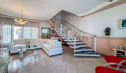 Casa Assobradada que Une Espaço, Conforto e Sofisticação