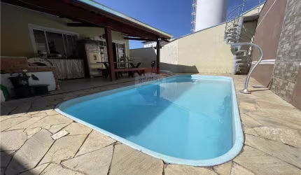 Casa à venda com 4 dormitórios, suíte e piscina no Condomínio Veneza por R$887.000, em Cézar de Souza - Mogi das Cruzes