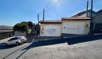 Casa térrea com excelente quintal- 4 vagas cobertas - 3 dormitórios-cozinha integrada - Mogi Moderno- Ótima localização!