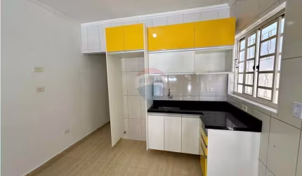 Casa térrea com 4 vagas cobertas e excelente quintal no bairro Mogi Moderno em Mogi das Cruzes