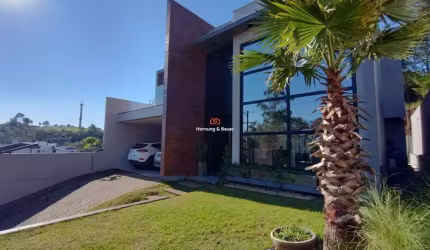 Casa semimobiliada com piscina muito bem localizada em Campo Bom - Venda