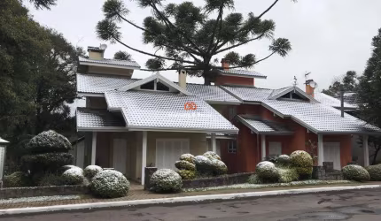 Belíssima casa à venda em Gramado no bairro Planalto | Condomínio das Bromélias