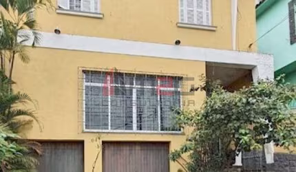 Amplo sobrado com quintal, edícula e 4 vagas no Jardim da Bandeiras.