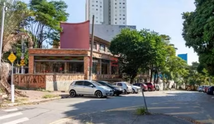 Amplo imóvel de esquina para aluguel comercial na V. Leopoldina.