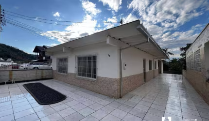 Casa com 3 dormitórios no bairro Espinheiros - Itajaí/SC