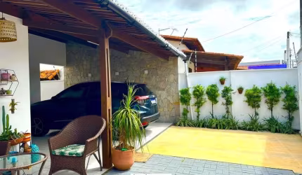 Casa à Venda no Jardim Planalto, Parnamirim. Sala ampla, 3 quartos 1 suíte, 2 vg