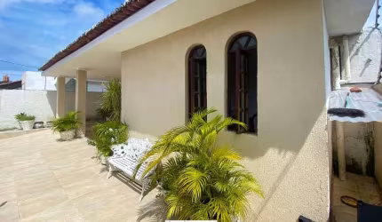 Casa no Capim Macio, próximo ao Praia Shopping. Sala ampla, 4 suítes, 5 vagas.