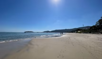 Apartamento à venda, 2 dormitórios, 30 metros da Praia da Cachoeira de Bom  Jesus , R$1.150.000,00