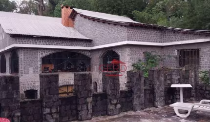 Castelo de Pedra para Venda ou Aluguel em Embu das Artes - 1.000 m², 5 Quartos, Piscina e Sauna - Privacidade e Exclusividade