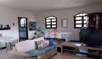 Casa em Cotia, SP - 3 Suítes em Terreno de 600m², Área Gourmet em Condomínio Fechado