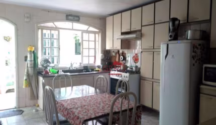 Sobrado com 3 dorms, 2 vagas cobertas e edícula - Osasco