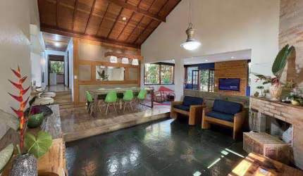 Casa Rústica com 4 Quartos, Piscina e Lareira à Venda no Condomínio Villas do Sol Fazendinha – Carapicuíba/SP