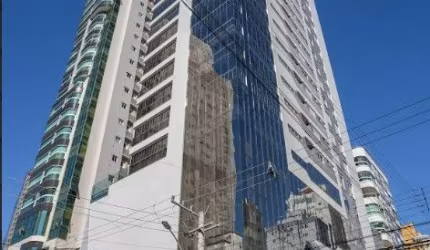 Belíssimo Apartamento Meia Praia com 4 Suítes.