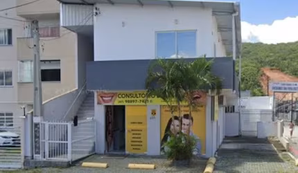 Sala Térrea para locação.