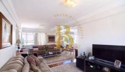 Apartamento com acabamentos refinados, localizado em Moema.