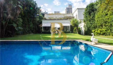 Primorosa casa com arquitetura e design clássico, localizada no Jardim América.