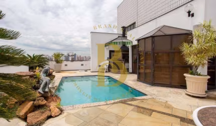 Linda cobertura com piscina,localizada em Moema.
