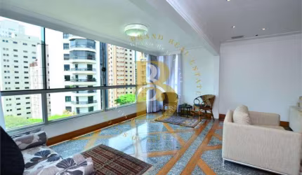Apartamento com acabamentos refinados, terraço aberto, piso de mármore e vista livre.