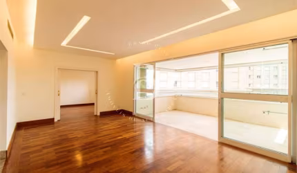 Apartamento com ótima varanda com vista para o Parque, localizada no Brooklin.