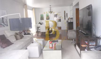 Apartamento refinado, localizado em Moema.
