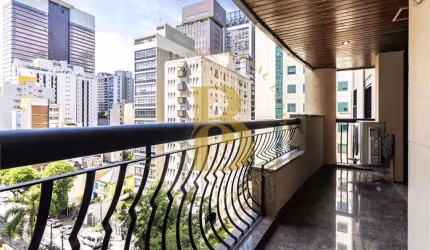 Apartamento em andar alto, localizado no Jardim Paulista.