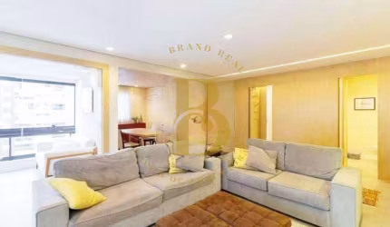 Apartamento com acabamentos sofisticados, localizado em Moema.