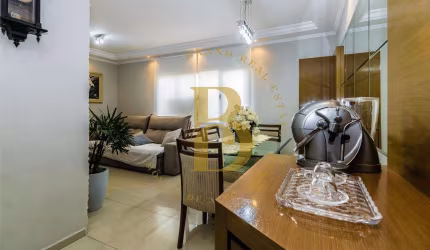 Apartamento reformado, em andar alto, localizado em Moema.