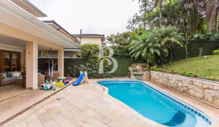 Casa com piscina privativa em condomínio fechado no Alto da Boa Vista.