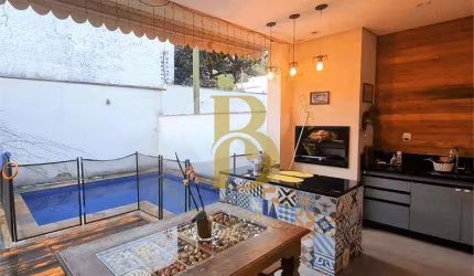 Linda casa com espaço gourmet, em condomínio fechado, localizado no Alto da Boa Vista.
