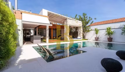 Casa com arquitetura moderna em localização nobre no Alto da Lapa.