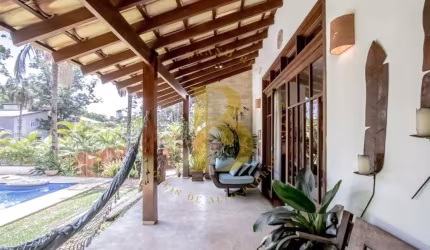 Belissima casa, com piscina e um enorme jardim, localizada no Alto da Boa Vista.
