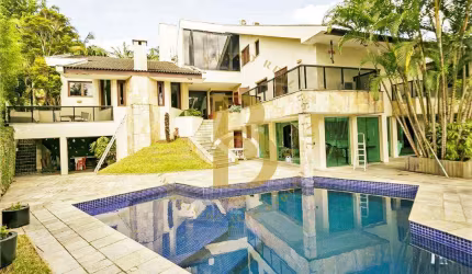Casa espaçosa, com área de lazer, localizada no Alto da Boa Vista.