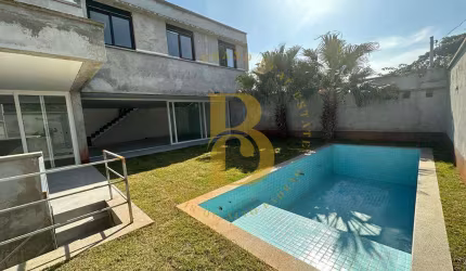 Casa moderna com espaçoso jardim e piscina, localizada no Campo Belo.