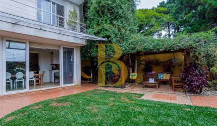 Casa de condomínio, em localização privilegiada na Chácara Monte Alegre.