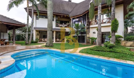 Casa espaçosa com piscina e jardim, localizada no bairro Cidade Jardim.