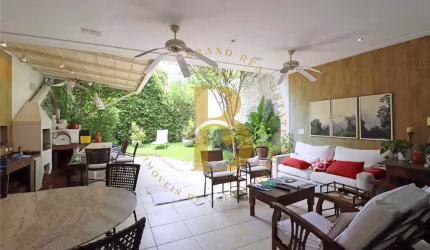 Casa com 426 m², 4 quartos sendo 4 suítes à venda no bairro Jardim Europa.