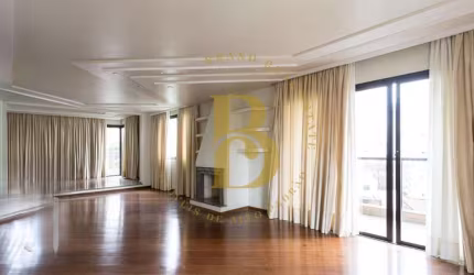 Apartamento espaçoso,em andar alto, localizado em Moema.