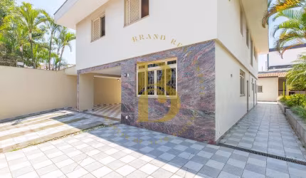 Casa com 332 m², 4 quartos sendo 2 suítes à venda no bairro Indianópolis.