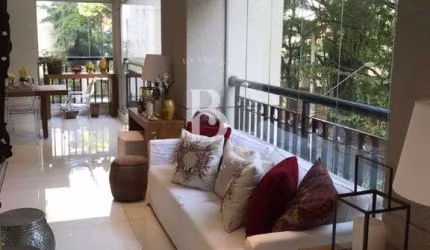 Apartamento primoroso, com acabamentos refinados, localizado em Moema.