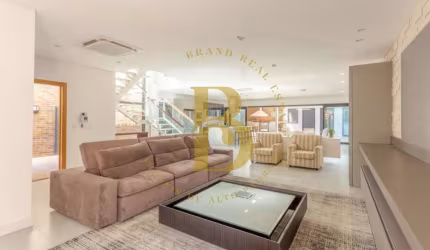 Casa com 350 m², 3 quartos sendo 3 suítes à venda no bairro Jardim Europa.